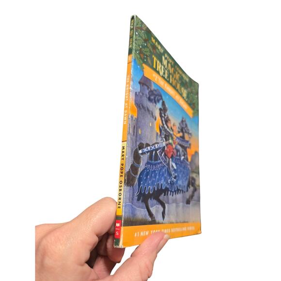 MAGIC TREE HOUSE #2 THE KNIGHT AT DAWN Mary Pope Osborne Chapter Book - Picture 4 of 7